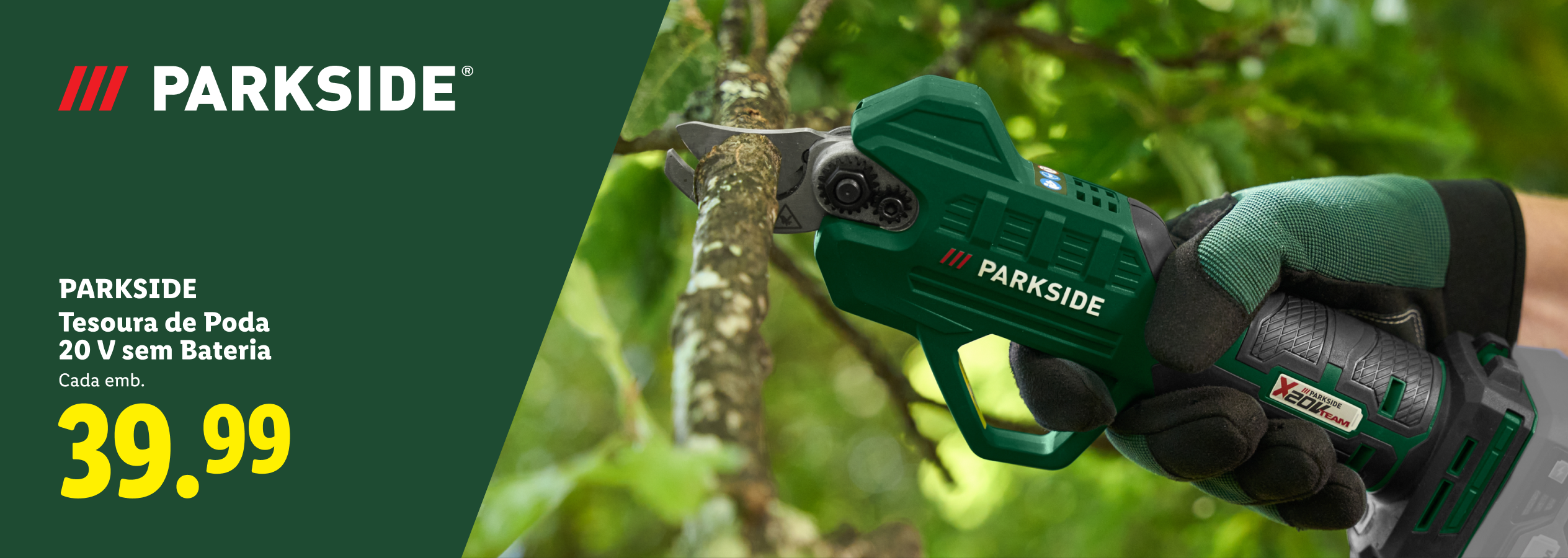 Tesoura de poda elétrica de 20V a cortar um ramo, com preço de 39,99€.