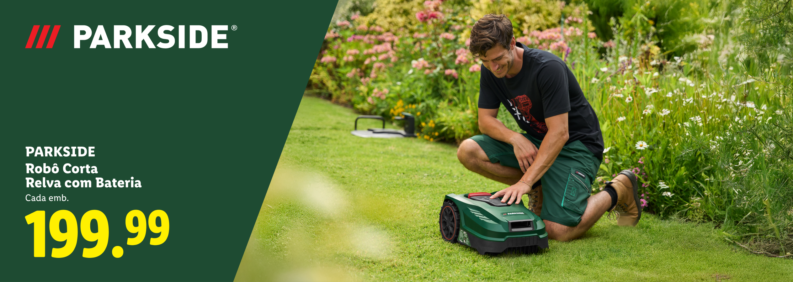 Homem a interagir com um robô corta-relva num jardim, com o preço de 199,99€.