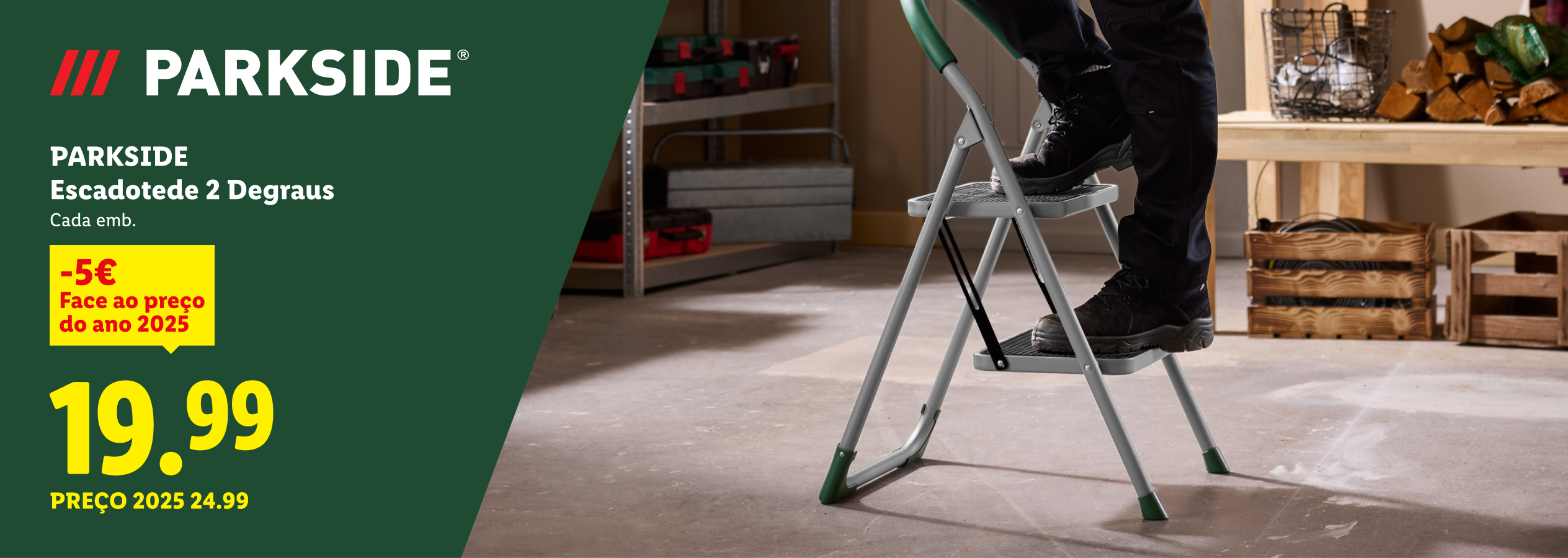 Um homem a subir um escadote de 2 degraus, com o preço de 19,99€ e um desconto de 5€.