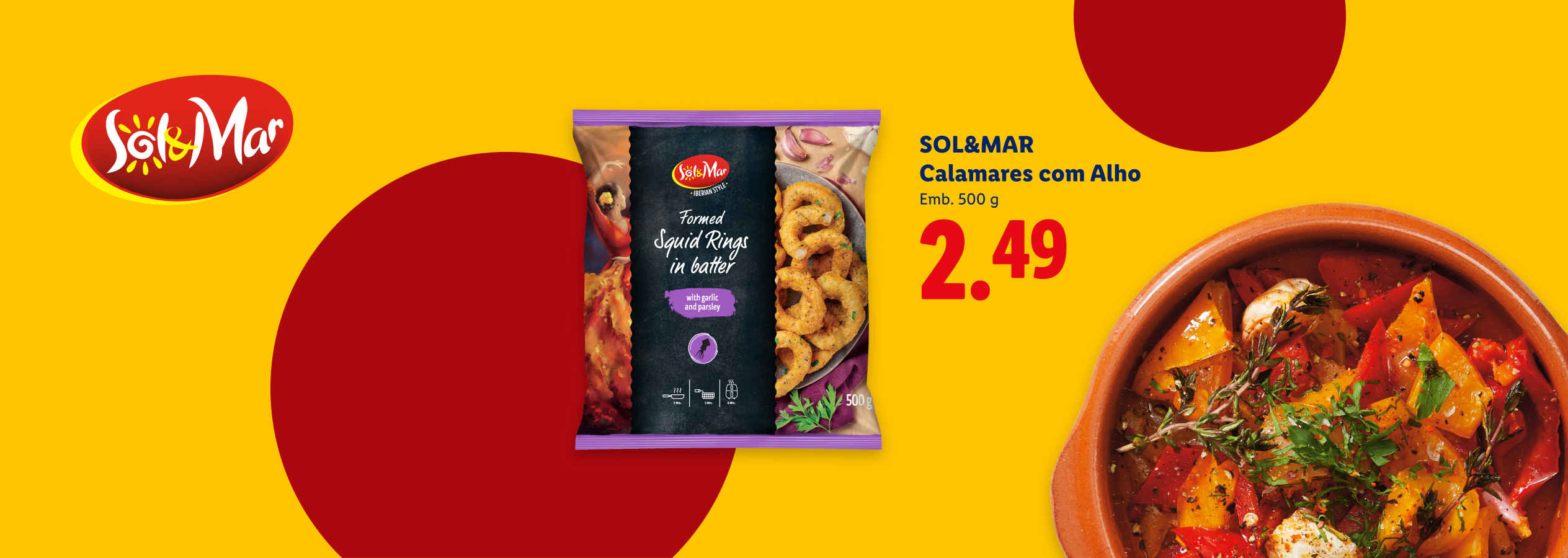 Anéis de lula panados com alho e salsa, e um prato de calamares com alho.