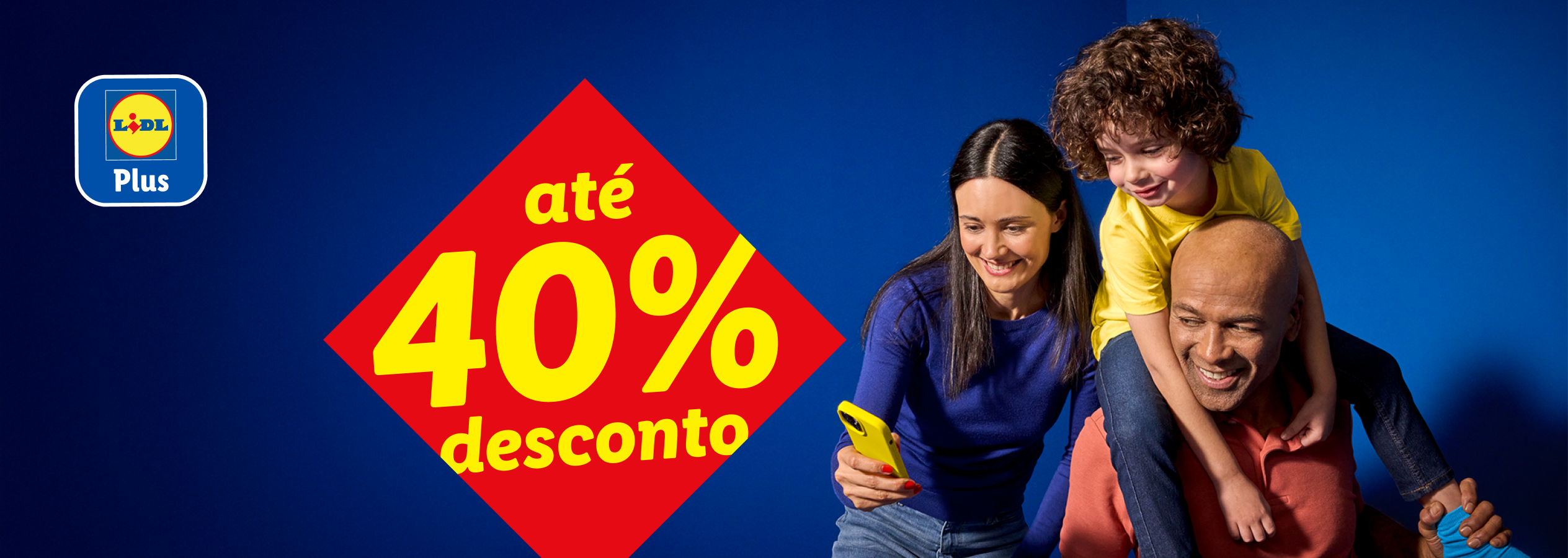 Família feliz com o Lidl Plus, até 40% de desconto.