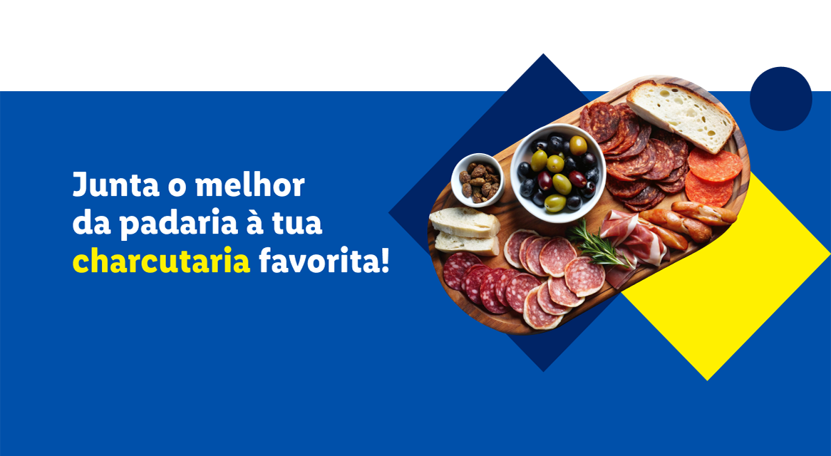 Uma tábua de charcutaria com pão, azeitonas, carnes curadas e salsichas.