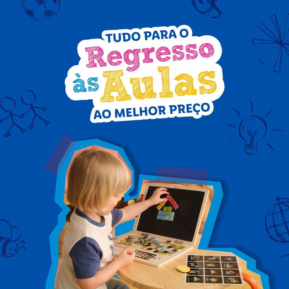 Criança a brincar com um portátil de madeira, com o texto 'Tudo para o Regresso às Aulas ao melhor preço'.