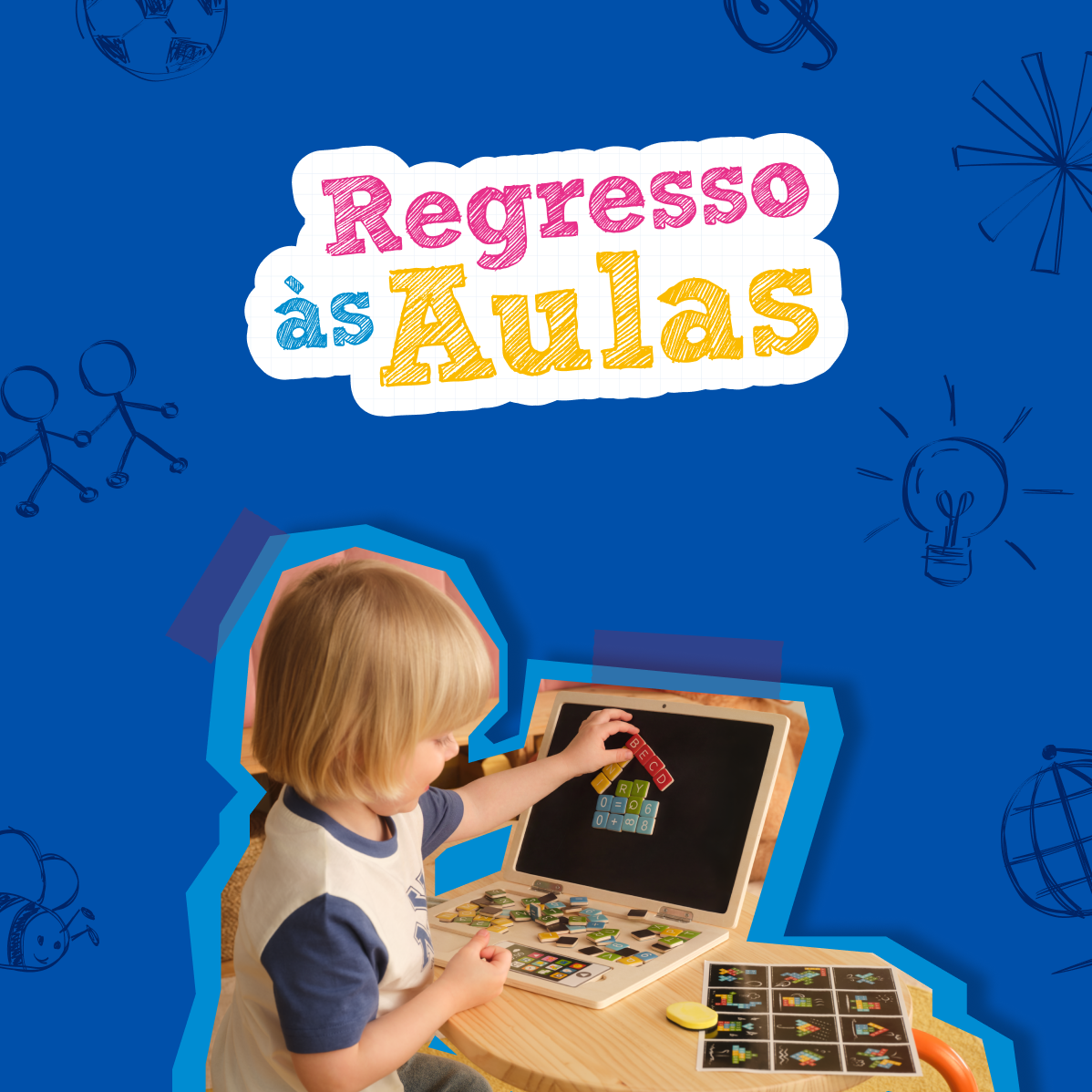 Criança a brincar com um portátil de madeira e letras magnéticas, com o texto 'Regresso às Aulas'.