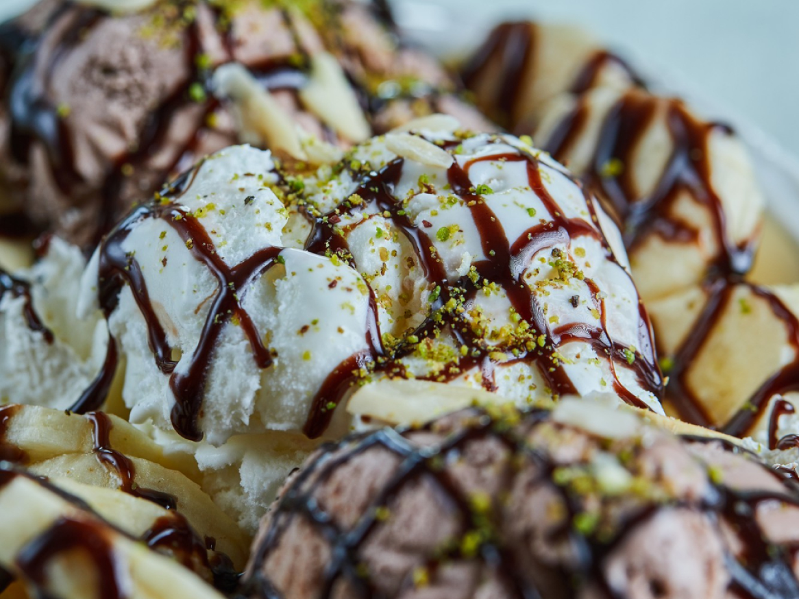 Gelado de baunilha e chocolate com calda de chocolate, pistácios e amêndoas.