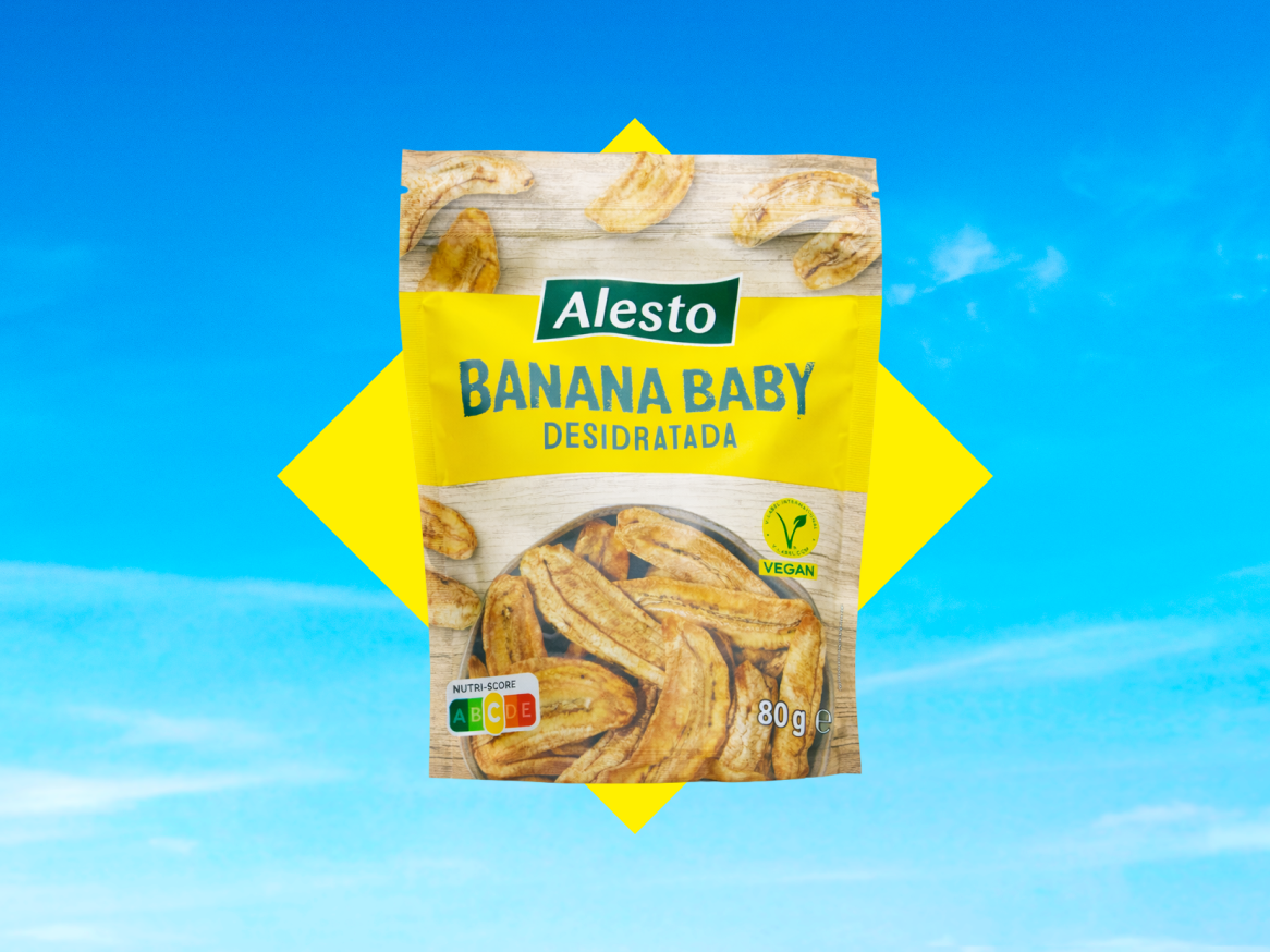 Um saco de bananas desidratadas em fundo azul com um losango amarelo.