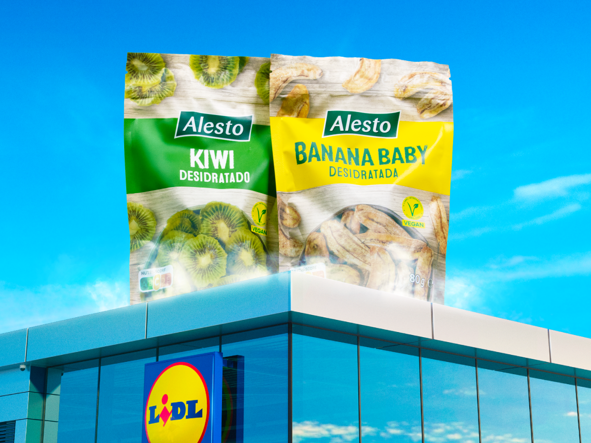 Embalagens de kiwi e banana desidratados Alesto no topo de um edifício Lidl.