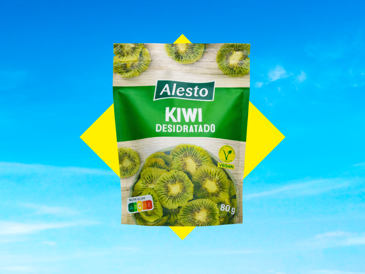 Embalagem de kiwi desidratado com fundo azul e amarelo.