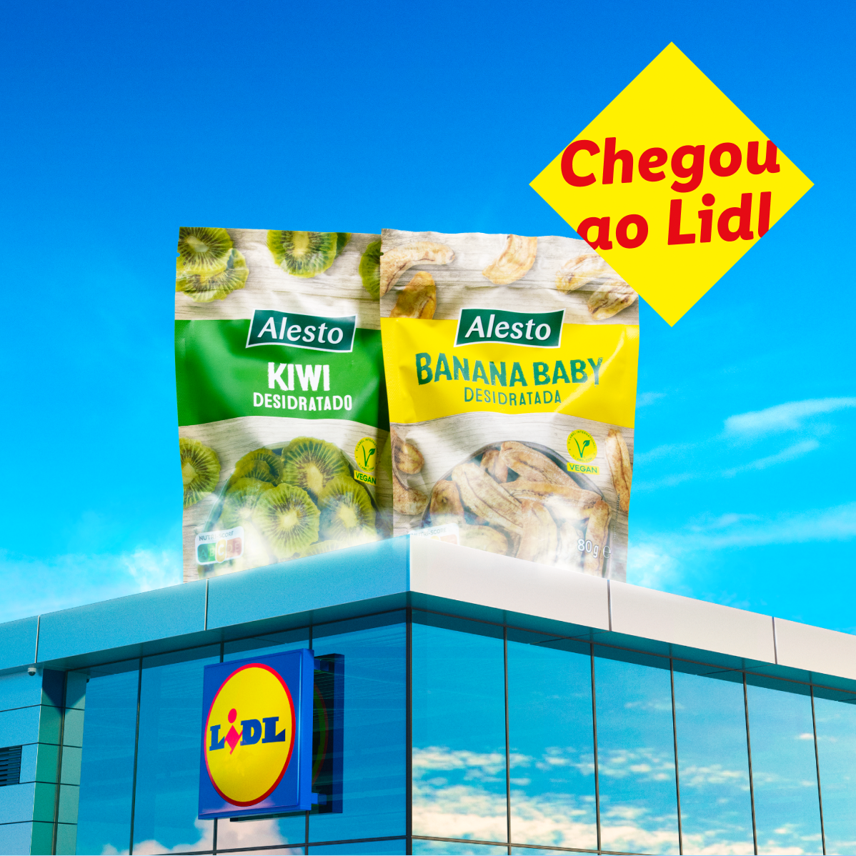 Embalagens de kiwi e banana desidratados Alesto sobre uma loja Lidl, com a mensagem 'Chegou ao Lidl'.
