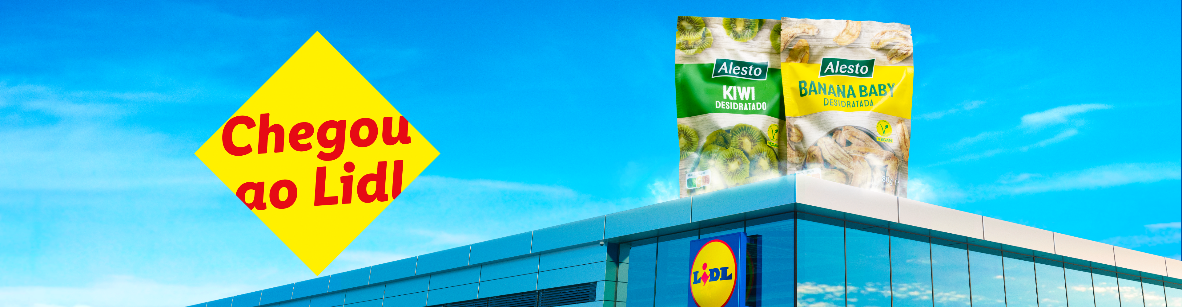 Embalagens de kiwi e banana desidratados Alesto sobre uma loja Lidl, com a mensagem 'Chegou ao Lidl'.