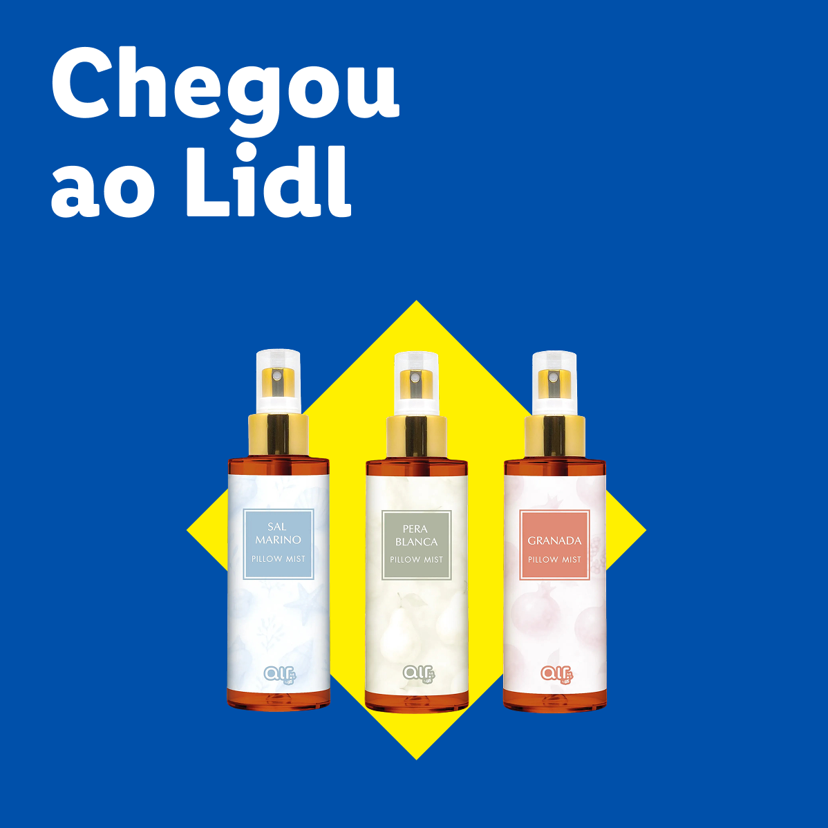 Três sprays de almofada com aromas de sal marinho, pera branca e romã, sobre fundo azul e amarelo.