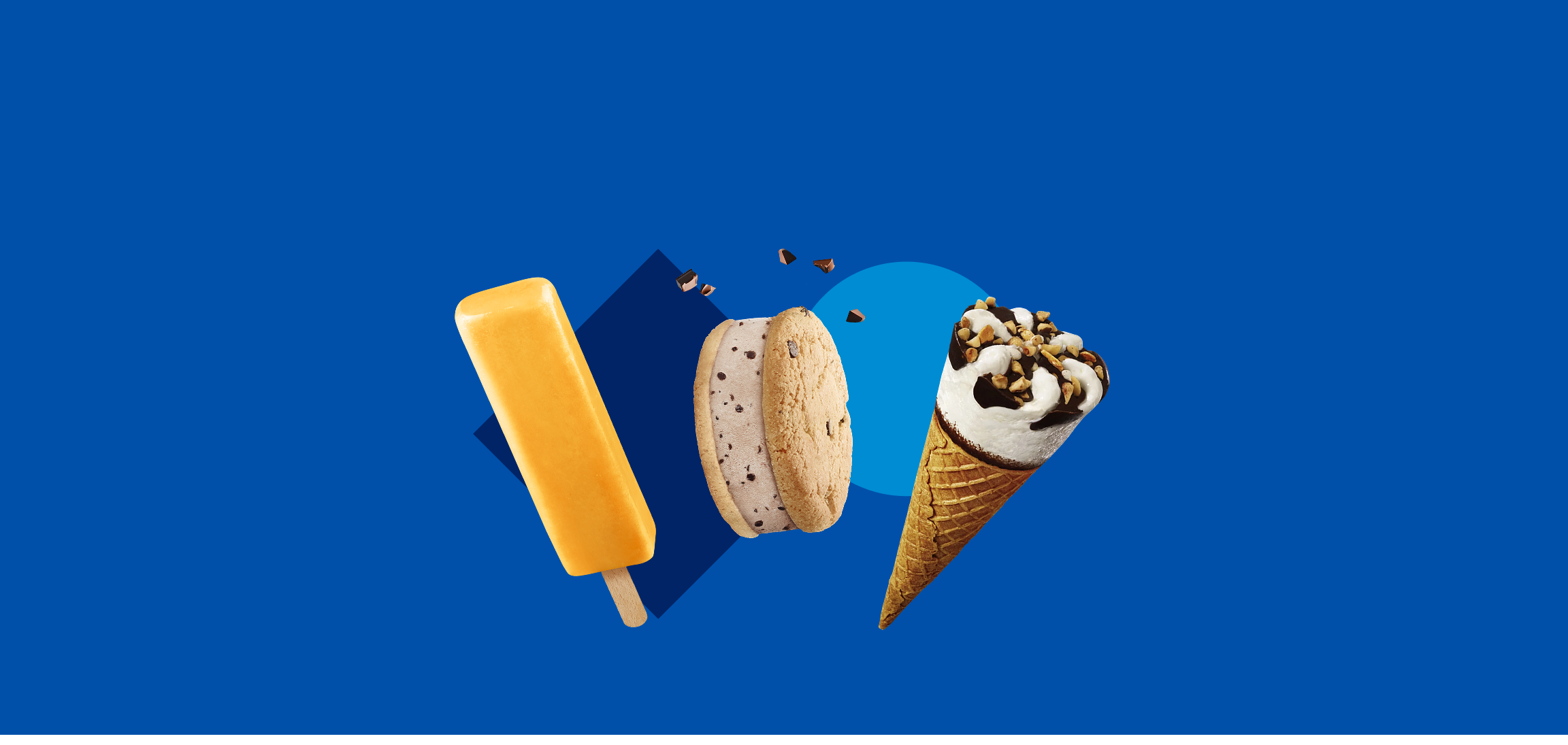 Picolé de laranja, sanduíche de gelado e cone de gelado com cobertura de chocolate e nozes.