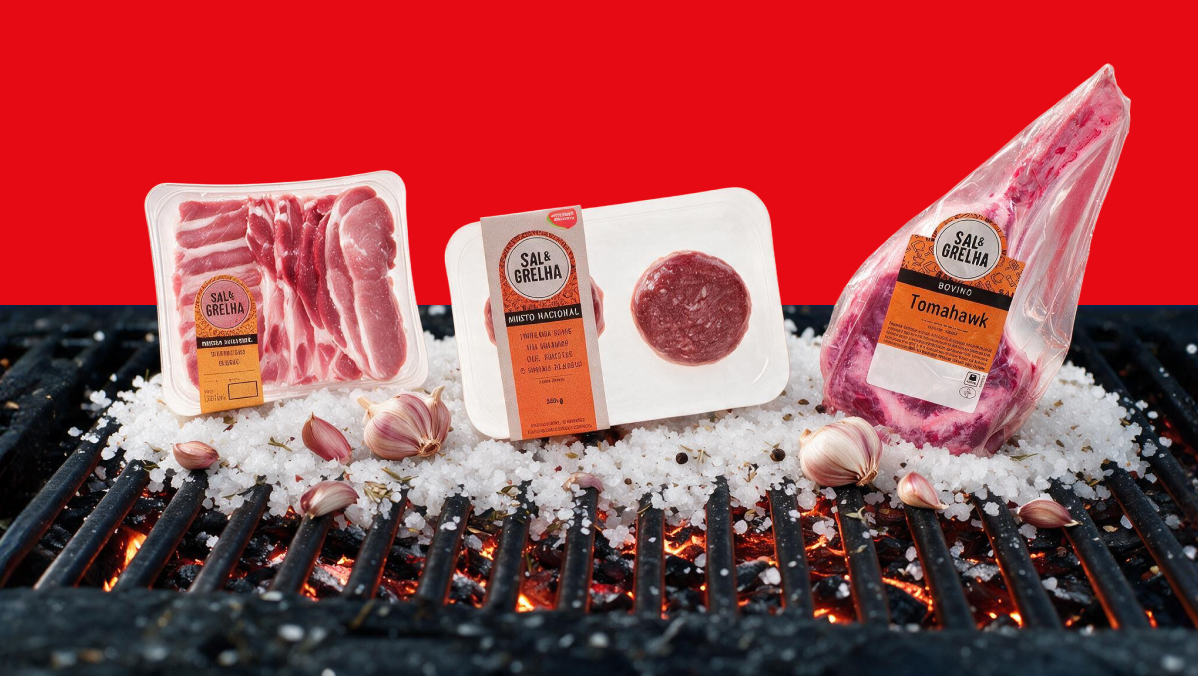 Carne de porco, hambúrguer e tomahawk de bovino em embalagens, sobre uma grelha com sal e alho.