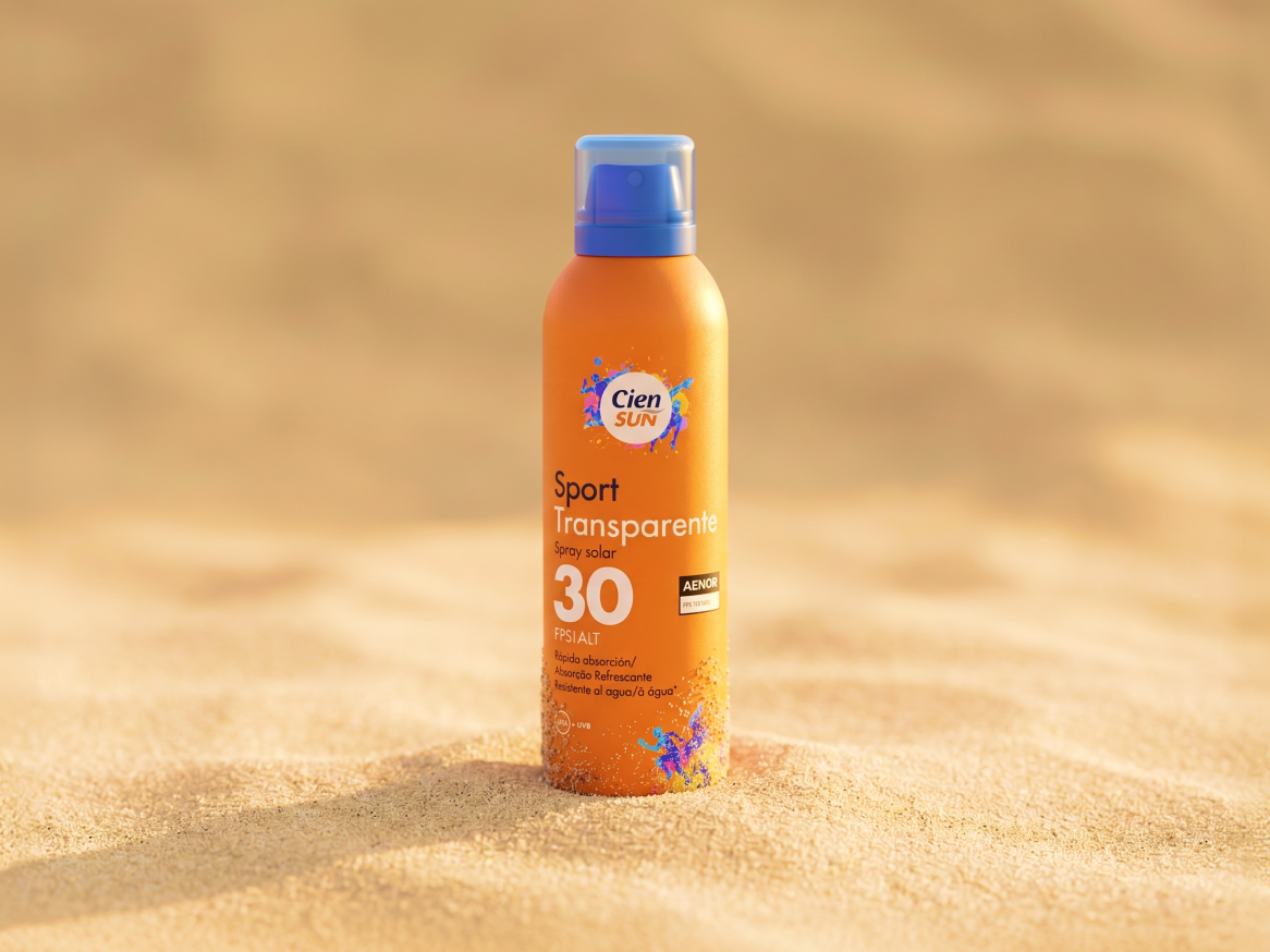 Spray solar transparente Sport FPS 30 na areia da praia.