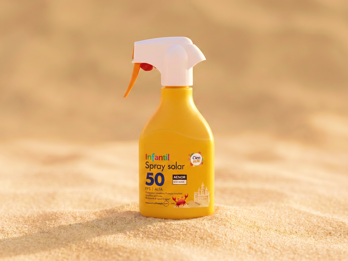 Spray solar infantil FPS 50 em areia, com desenhos de caranguejo e castelo de areia.