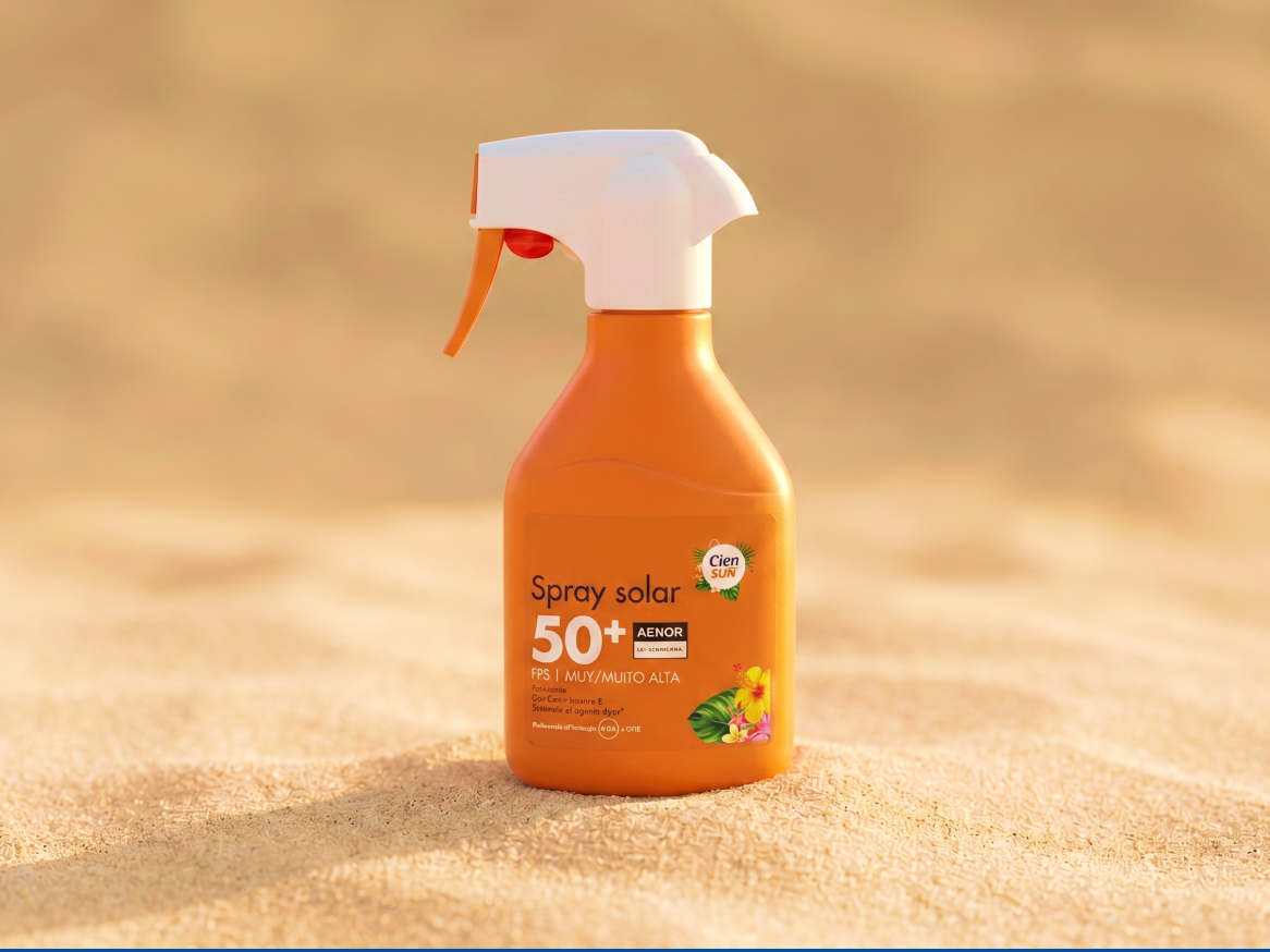Spray solar FPS 50+ em fundo de areia, com texto 'Spray solar 50+' e 'MUITO ALTA'.