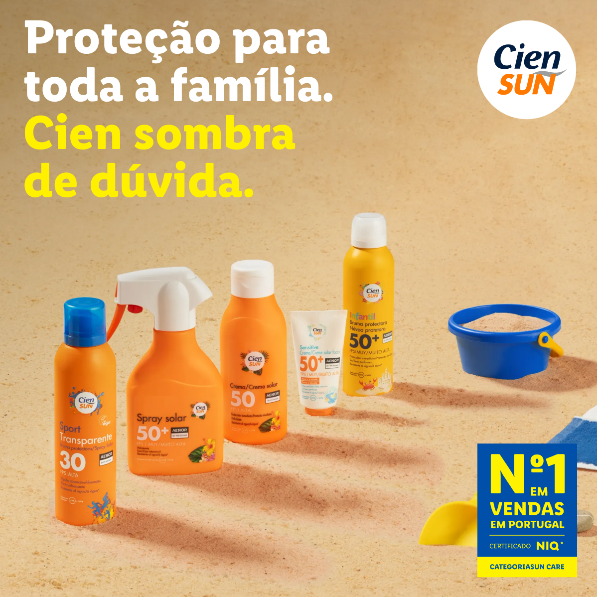 Protetores solares para toda a família, incluindo spray, creme e loção infantil, na areia da praia.