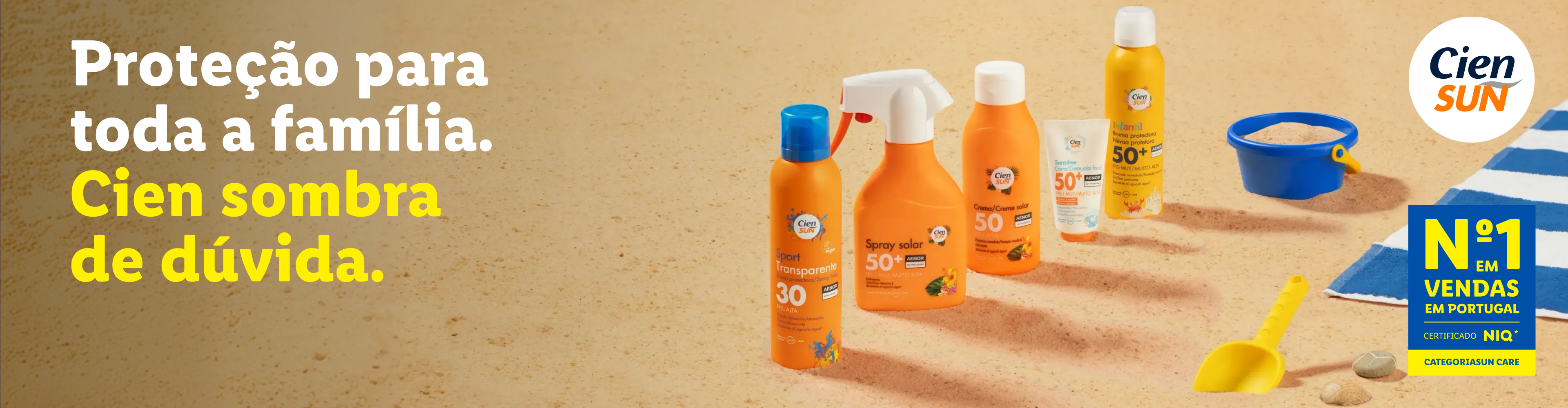 Protetores solares para toda a família, incluindo spray, creme e loção infantil, na areia da praia.