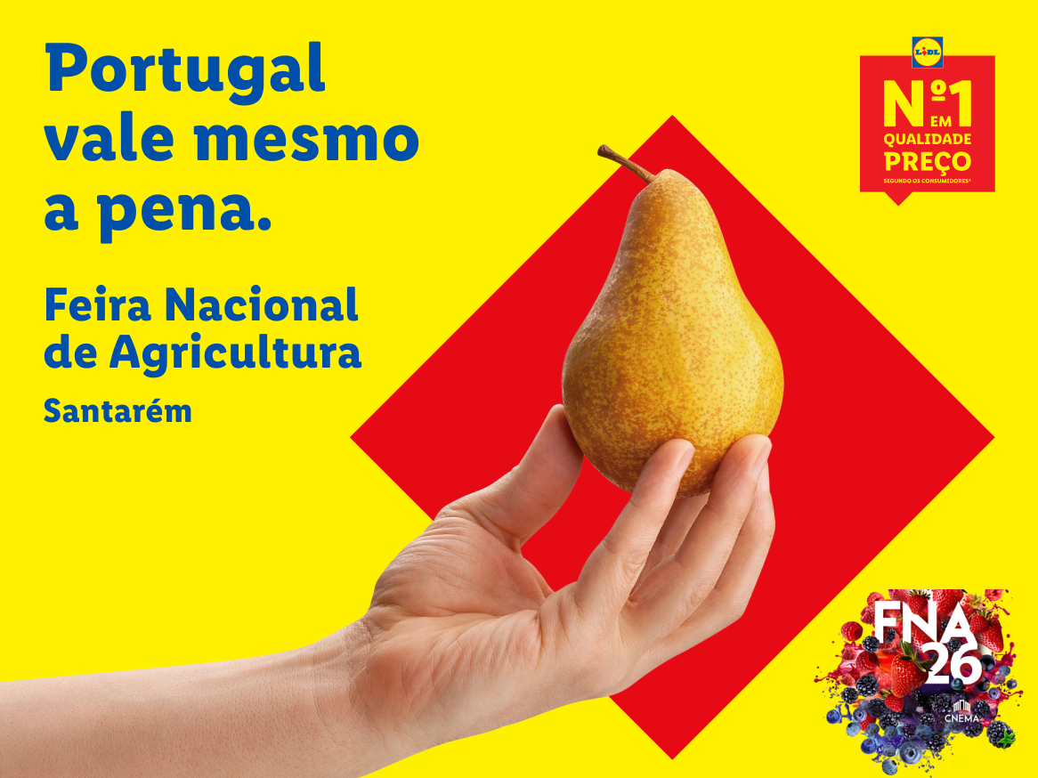Mão a segurar uma pera, com texto sobre a Feira Nacional de Agricultura em Santarém.