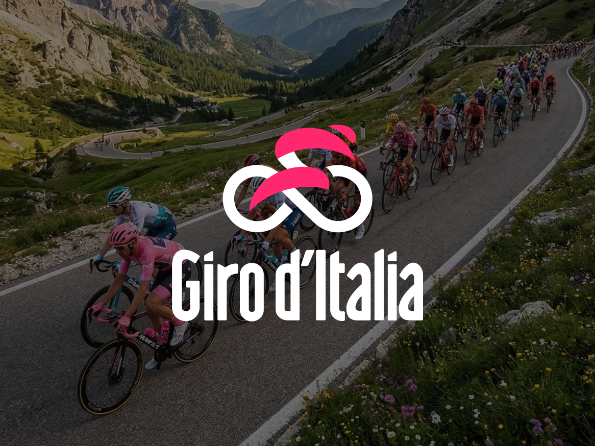 Ciclistas em estrada de montanha com o logótipo e texto do Giro d'Italia.