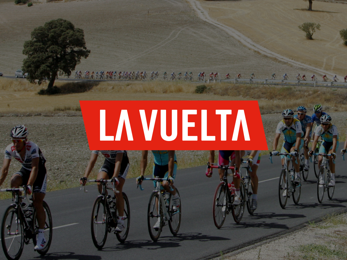 Ciclistas em estrada rural com texto 'LA VUELTA' em destaque.