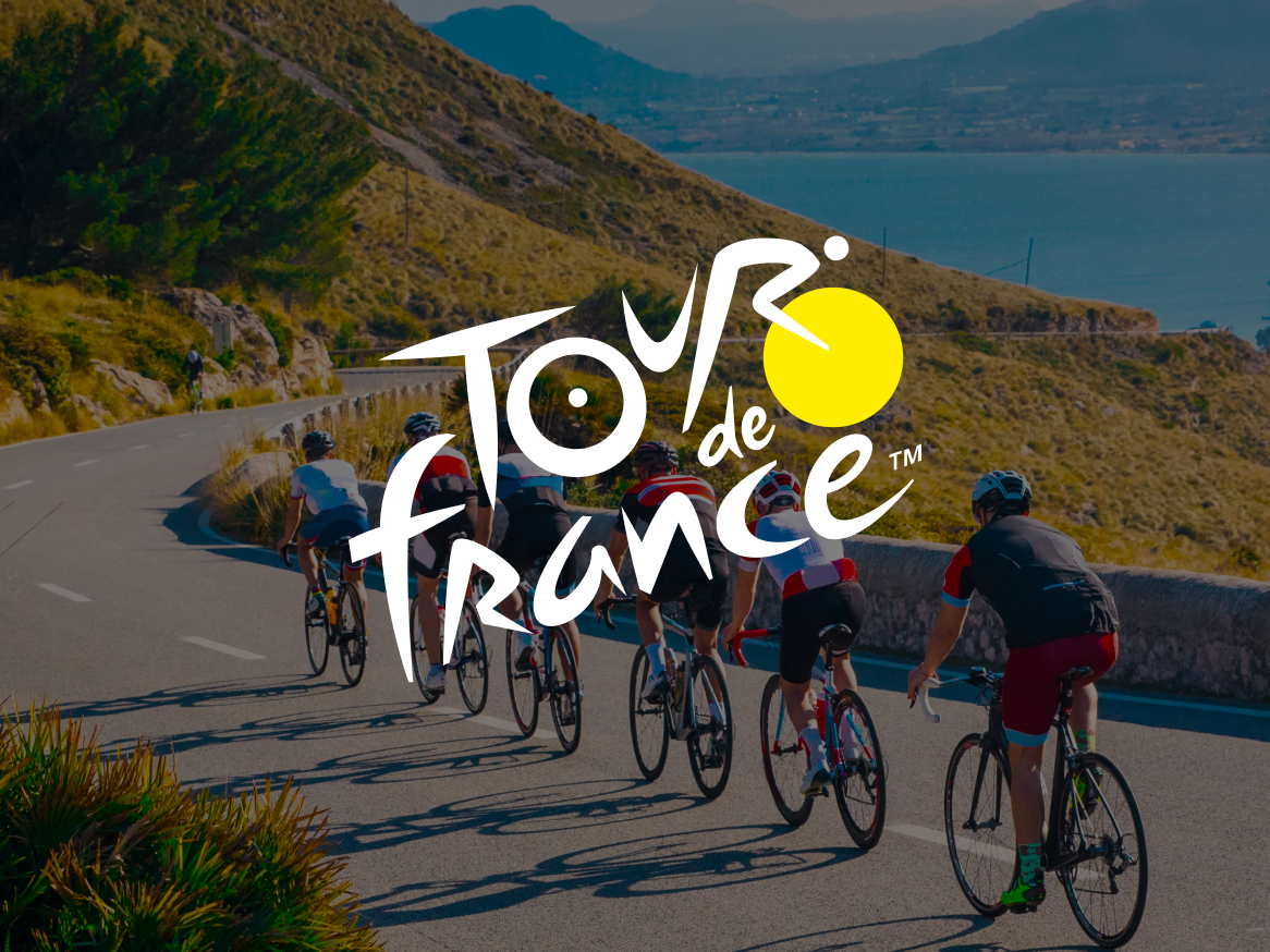 Ciclistas em estrada sinuosa com o logótipo 'Tour de France' sobreposto.