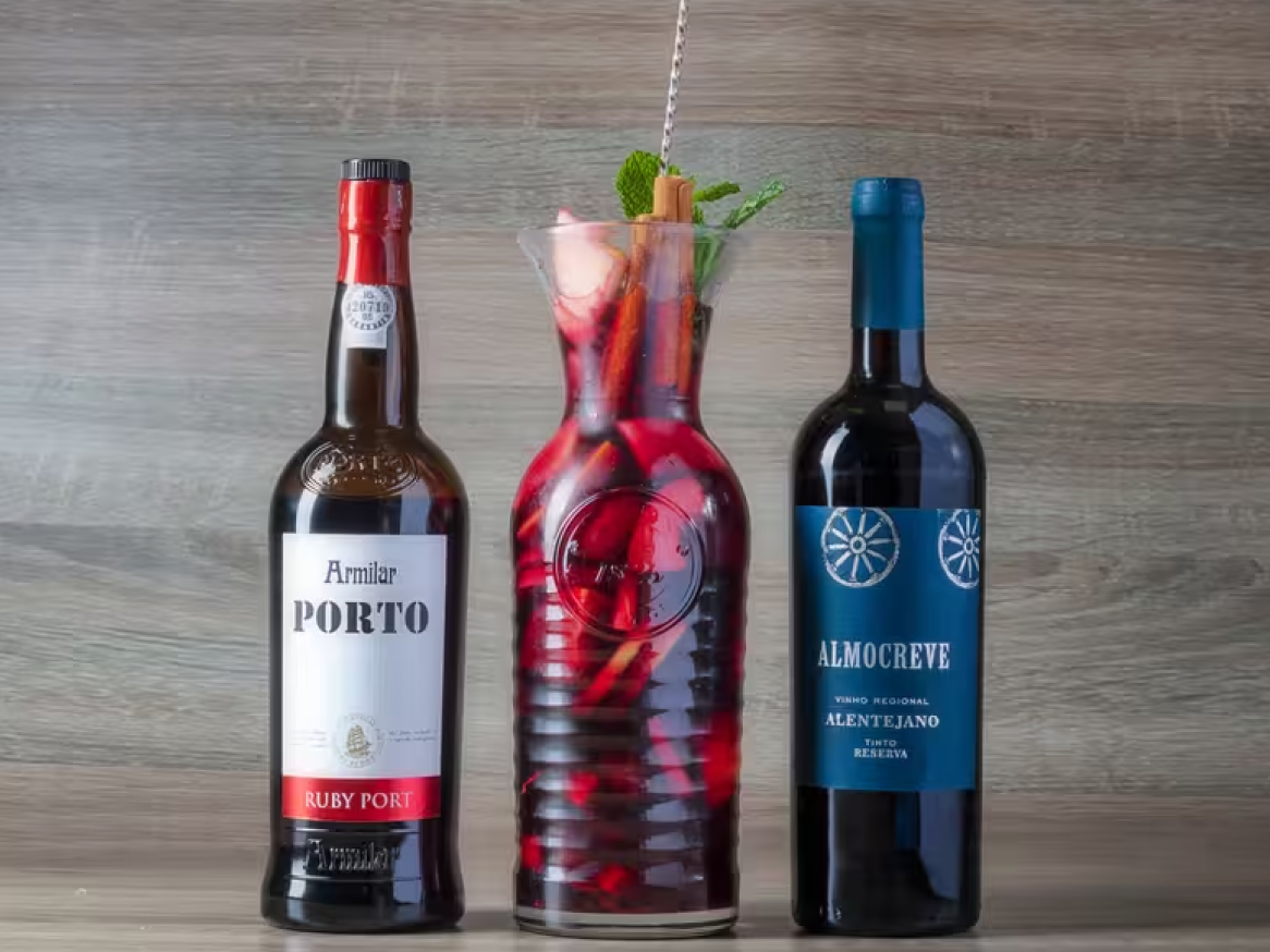 Garrafa de vinho do Porto, jarro de sangria e garrafa de vinho tinto.