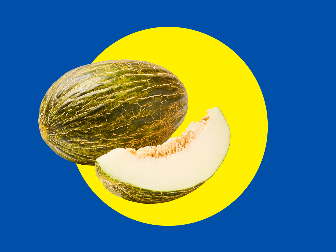 Melão Piel de Sapo inteiro e uma fatia, sobre fundo azul com círculo amarelo.