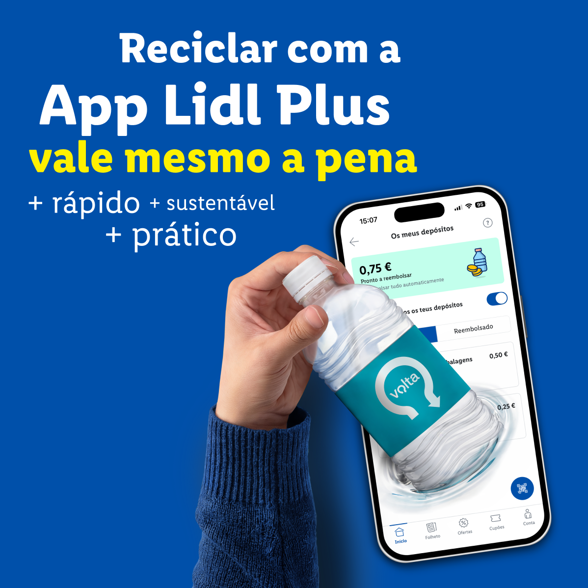 Mão a segurar garrafa de plástico com rótulo 'volta' e ecrã de telemóvel com a aplicação Lidl Plus a mostrar depósitos de reciclagem.