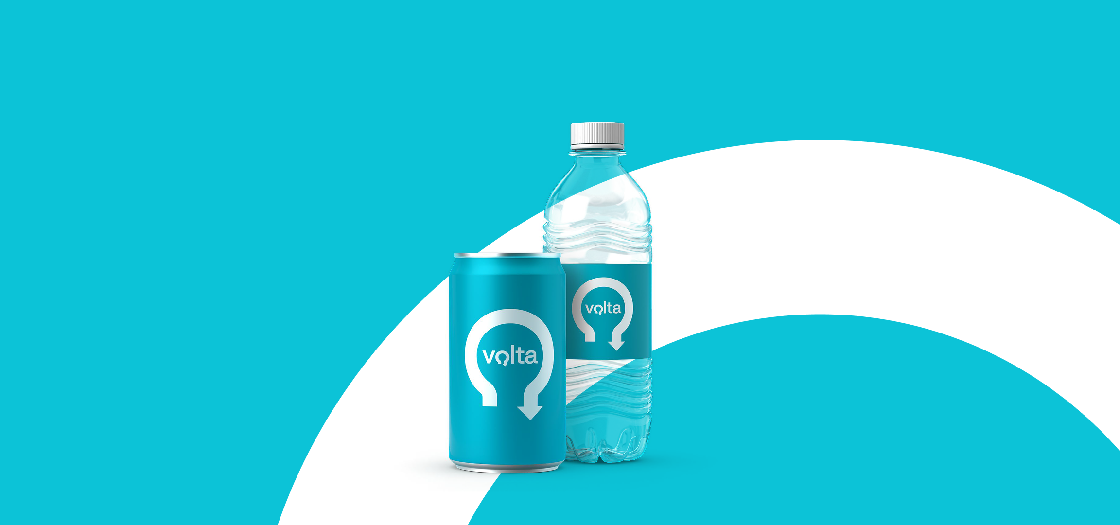 Uma garrafa de água e uma lata de bebida com rótulos azuis e brancos, sobre um fundo azul.