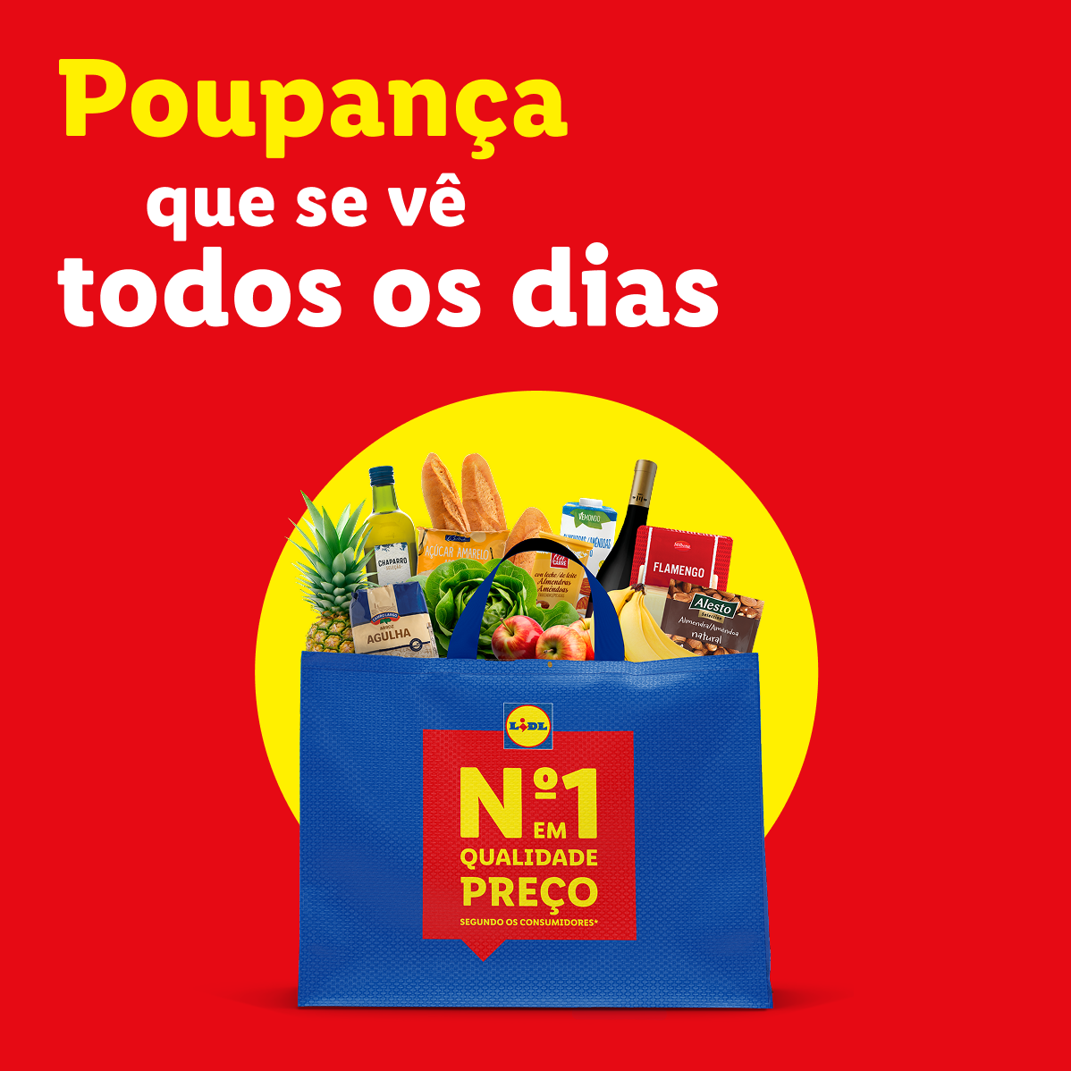 Saco de compras azul do Lidl com produtos alimentares variados e texto 'Poupança que se vê todos os dias'.