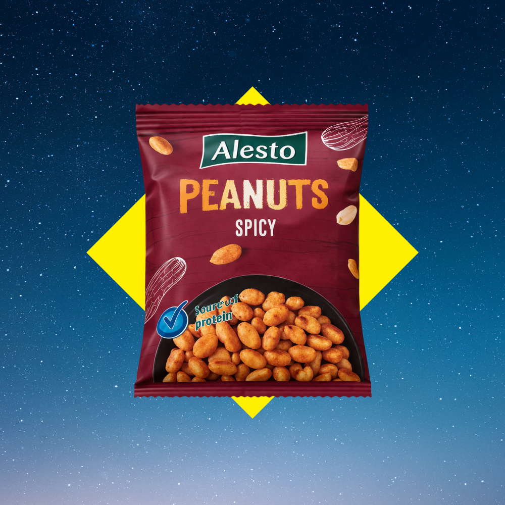 Saco de amendoins picantes com a indicação 'fonte de proteína' sobre um fundo estrelado.