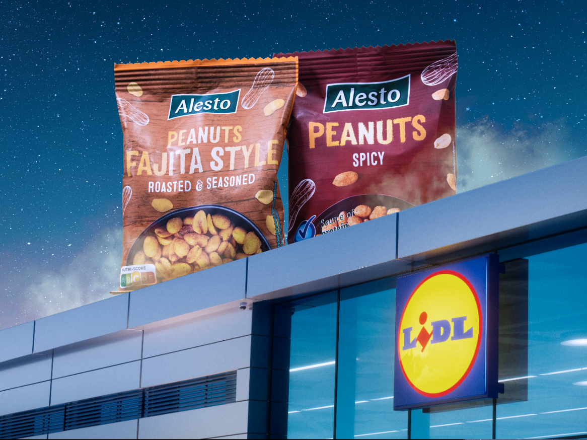 Dois pacotes de amendoins, um estilo fajita e outro picante, no telhado de uma loja Lidl sob um céu estrelado.