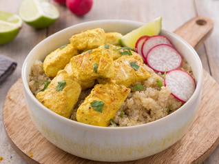 Tigela de quinoa com frango de caril, rabanetes e lima.