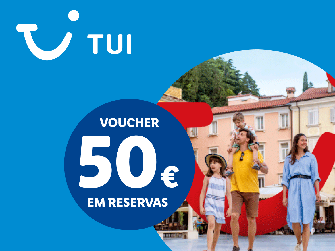 Voucher de 50€ em reservas de viagens, com uma família a passear numa praça.