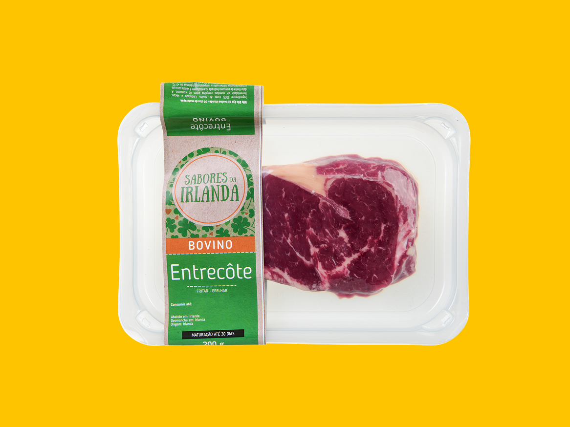 Bife de entrecôte de carne de vaca irlandesa embalado a vácuo, com rótulo verde e castanho.