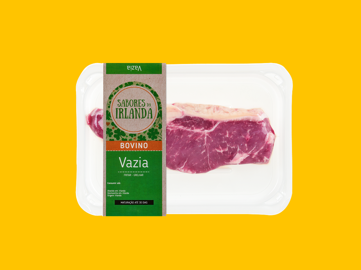 Bife de carne de vaca embalado com rótulo verde e castanho, com o texto 'Sabores da Irlanda'.