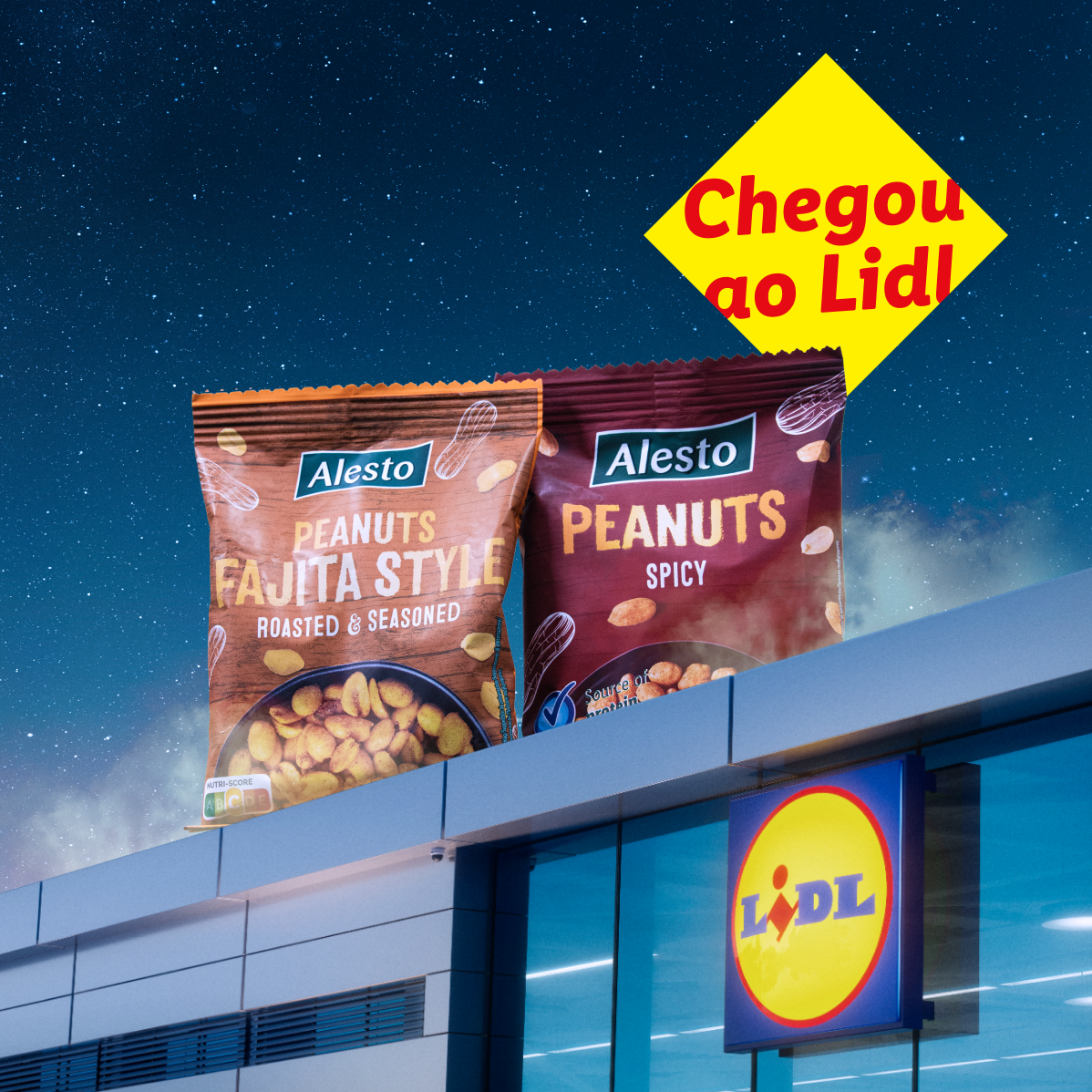 Dois pacotes de amendoins, um estilo fajita e outro picante, no topo de um edifício Lidl sob um céu estrelado, com a mensagem 'Chegou ao Lidl'.