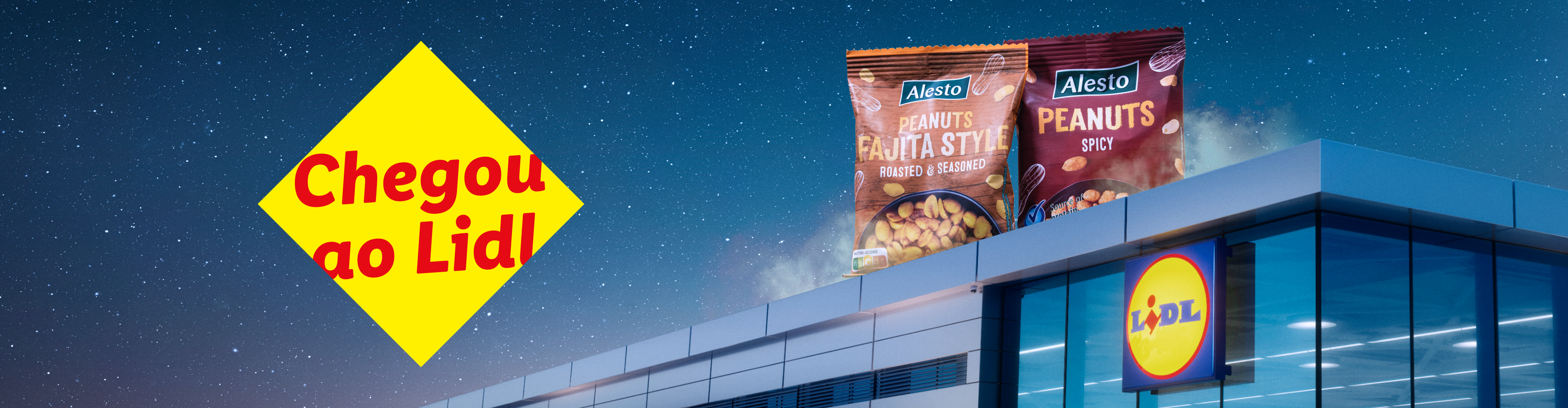 Dois pacotes de amendoins, um estilo fajita e outro picante, no topo de um edifício Lidl sob um céu estrelado, com a mensagem 'Chegou ao Lidl'.