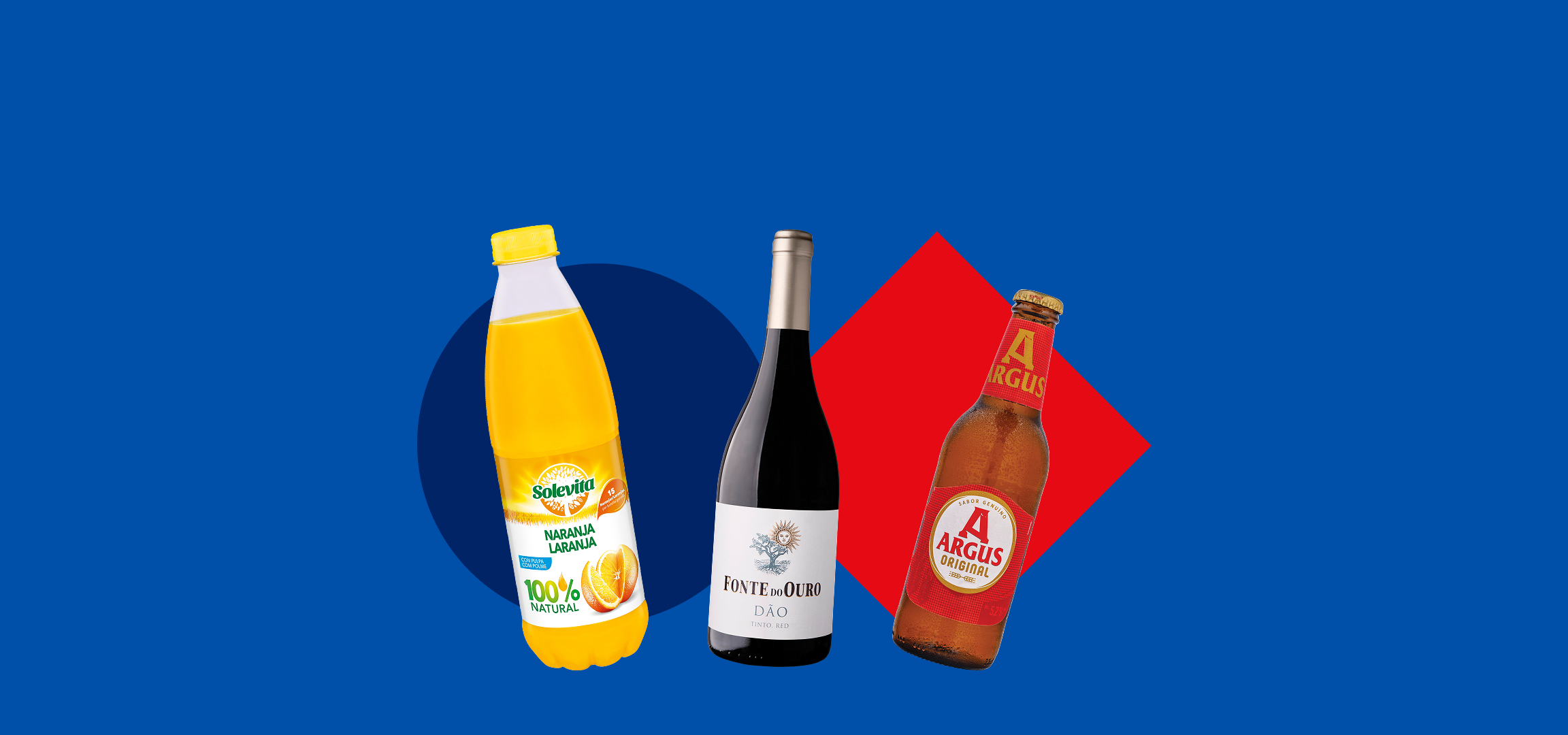 Uma garrafa de sumo de laranja, uma garrafa de vinho tinto e uma garrafa de cerveja.