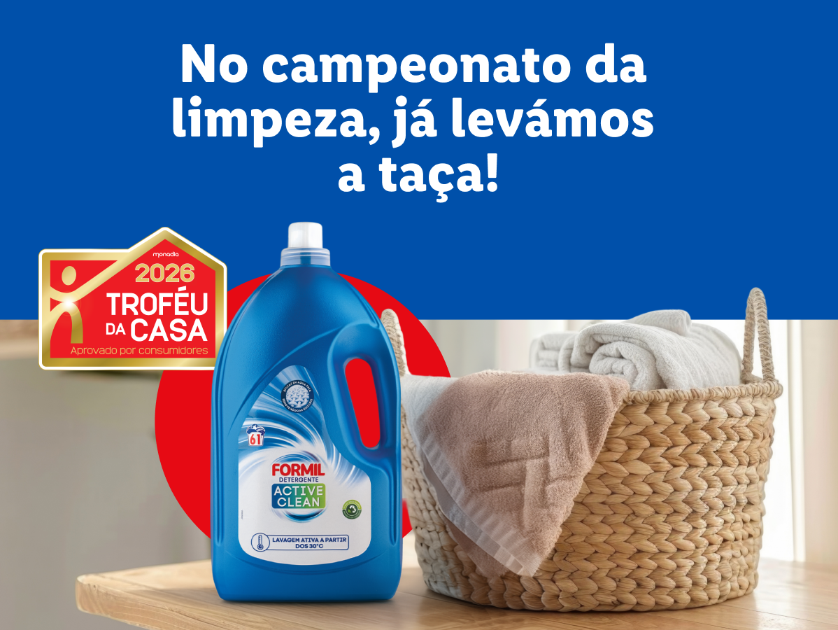Detergente líquido para a roupa com selo de aprovação do consumidor e cesto de roupa.