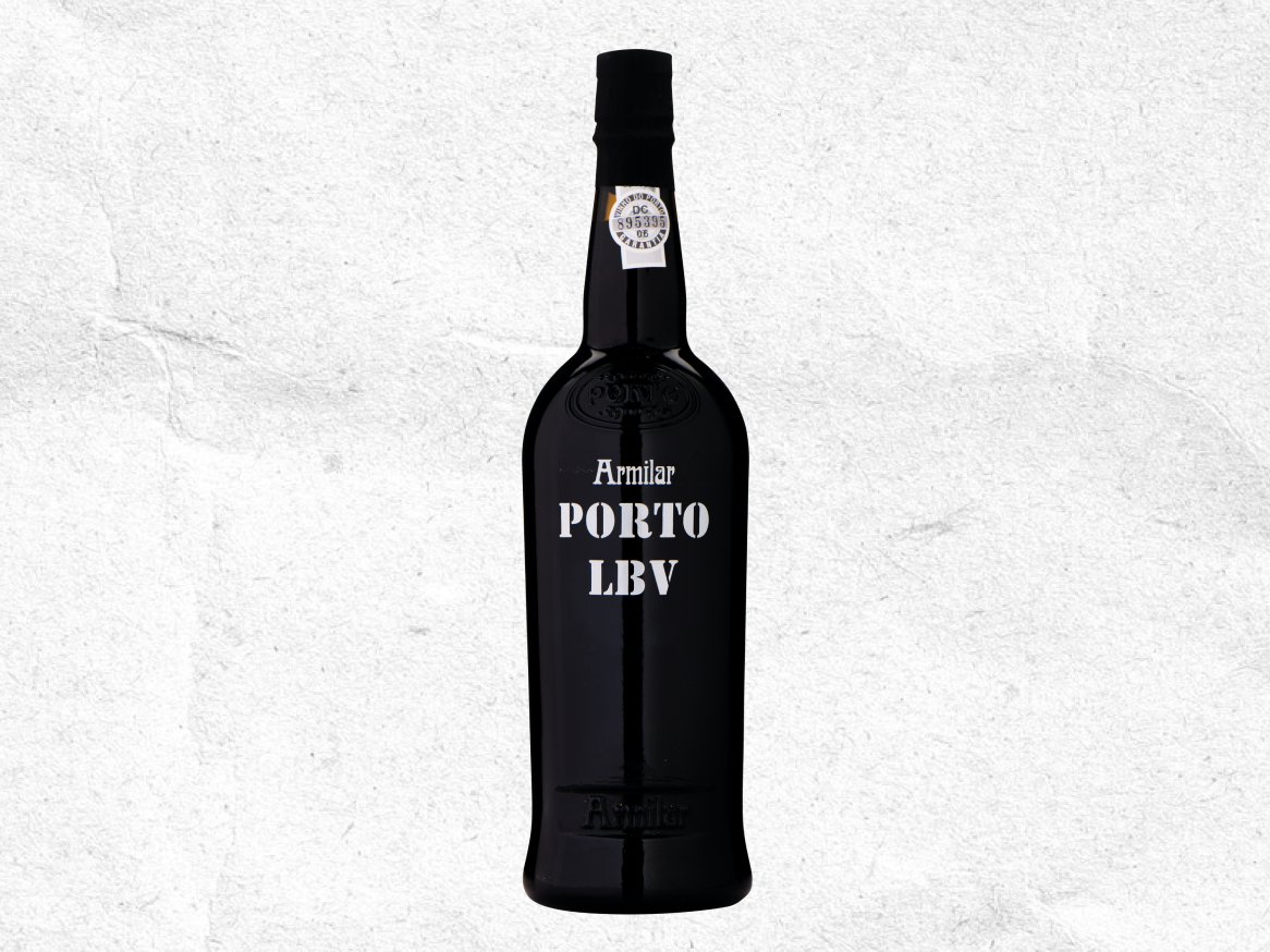 Garrafa de vinho do Porto LBV escura com rótulo branco.