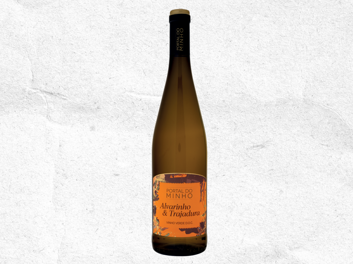 Garrafa de vinho branco com rótulo laranja, que diz 'Alvarinho & Trajadura Vinho Verde D.O.C.'