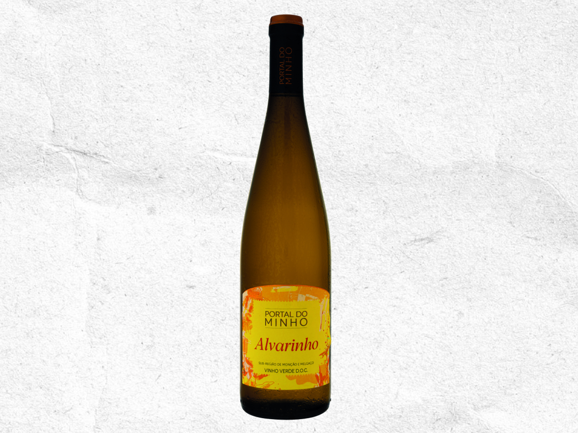 Garrafa de vinho branco Alvarinho com rótulo amarelo e laranja.
