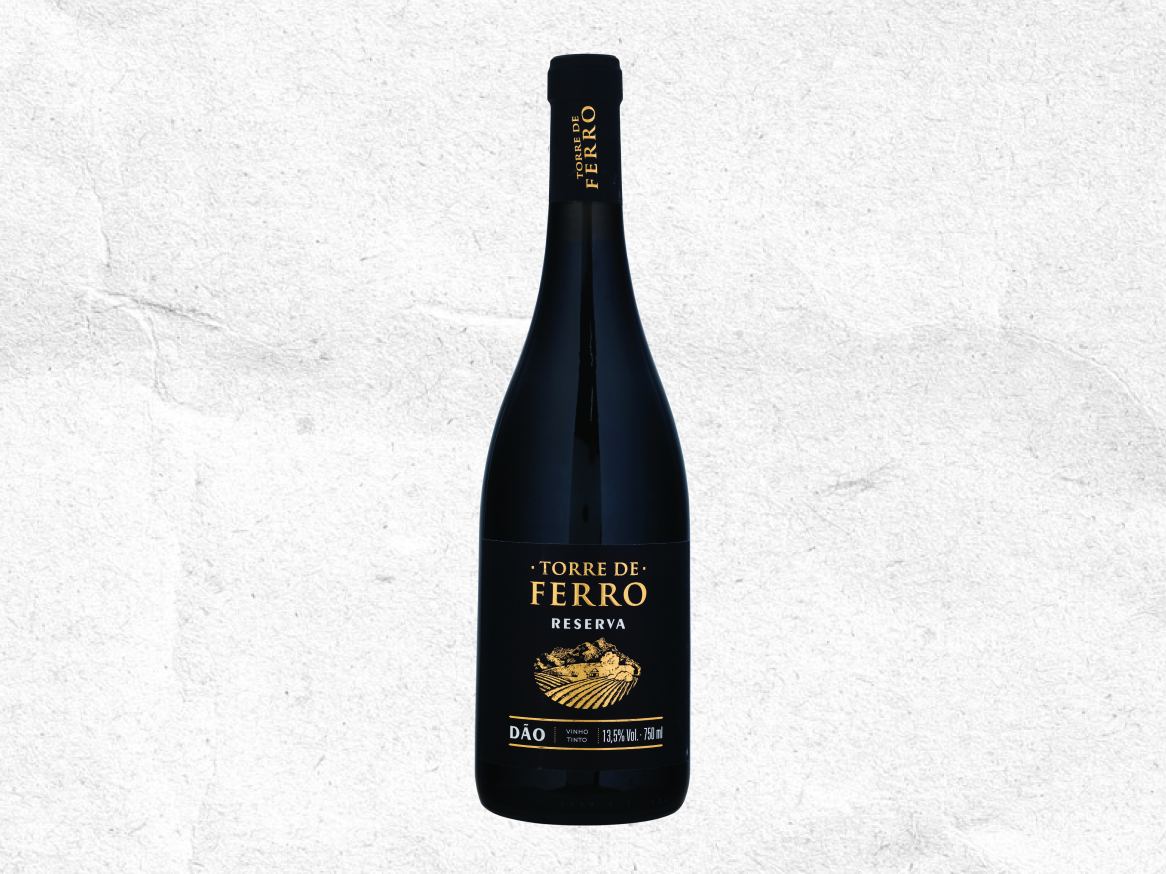 Garrafa de vinho tinto com rótulo preto e dourado, com a indicação 'Reserva' e 'Dão'.