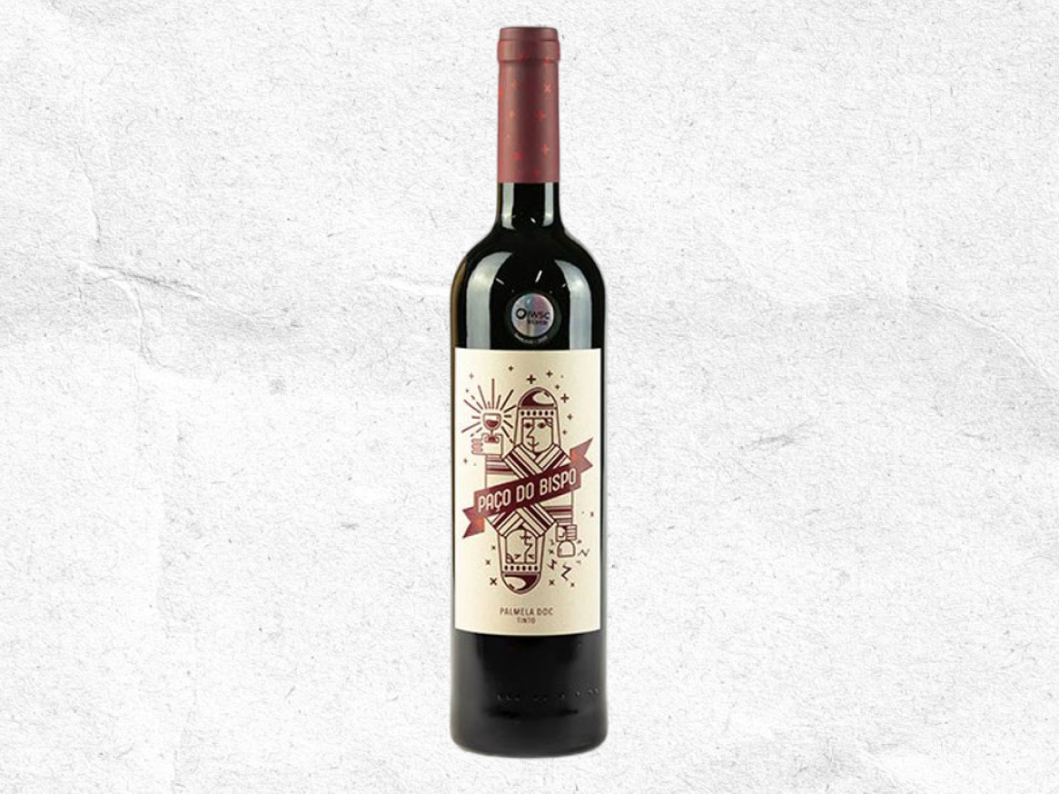 Garrafa de vinho tinto com rótulo ilustrado de um bispo e a inscrição 'PAÇO DO BISPO'.