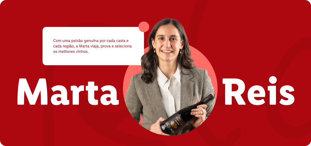 Marta Reis, especialista em vinhos, segura uma garrafa de vinho tinto, com texto sobre a sua paixão por vinhos.