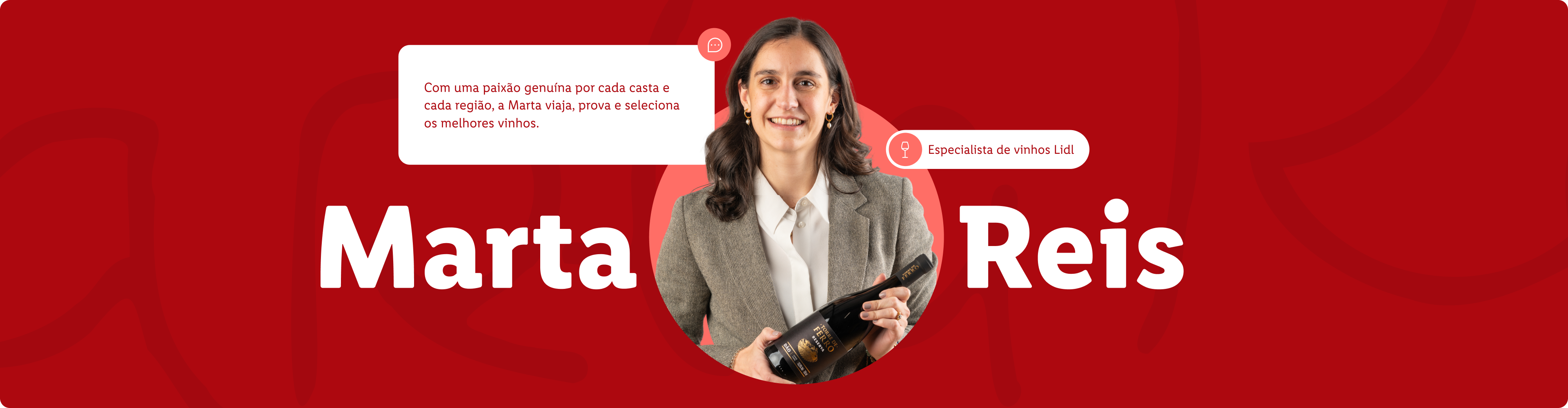 Marta Reis, especialista em vinhos, segura uma garrafa de vinho tinto, com texto sobre a sua paixão por vinhos.