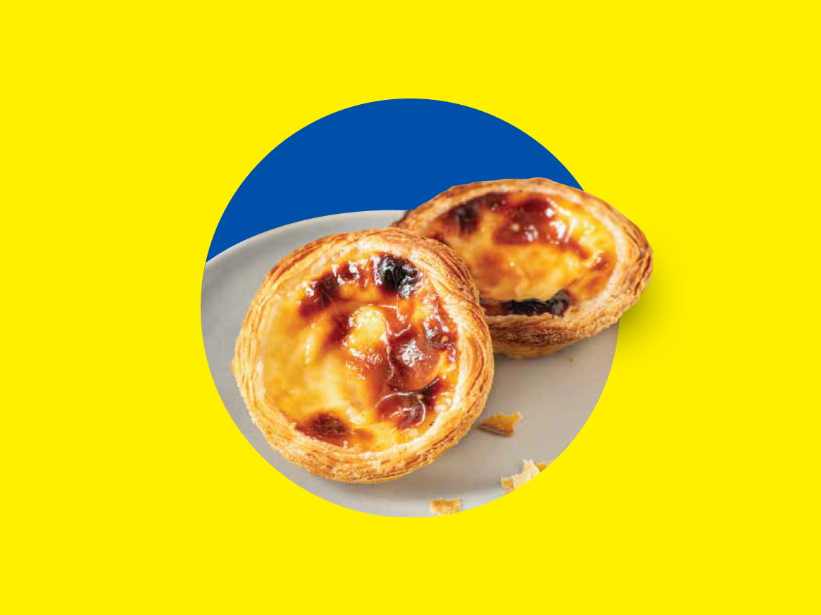 Dois pastéis de nata em um prato cinza, com fundo azul e amarelo.