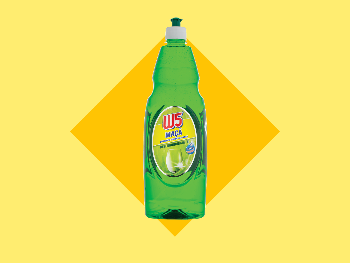 Frasco de detergente W5 Maçã, verde, sobre fundo amarelo.